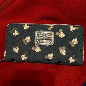 Disney Loungefly wallet 🌻make an offer🌻